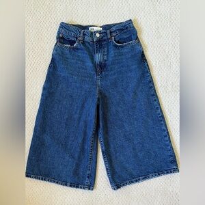 Knee-length pants, comfortable, combined with blouses crop tops t-shirts shirts.